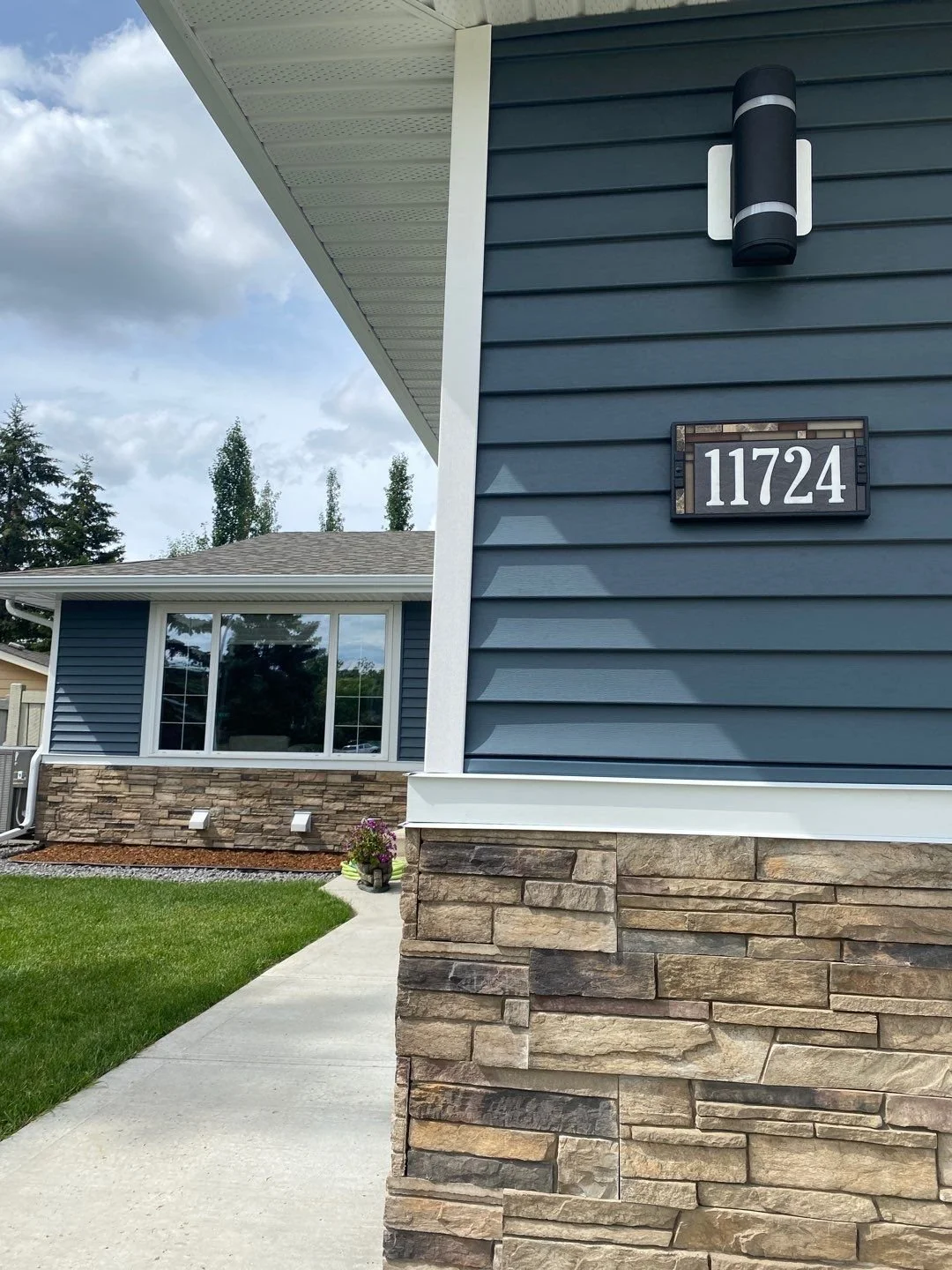 Versetta Ledgestone masonry accent in Edmonton AB