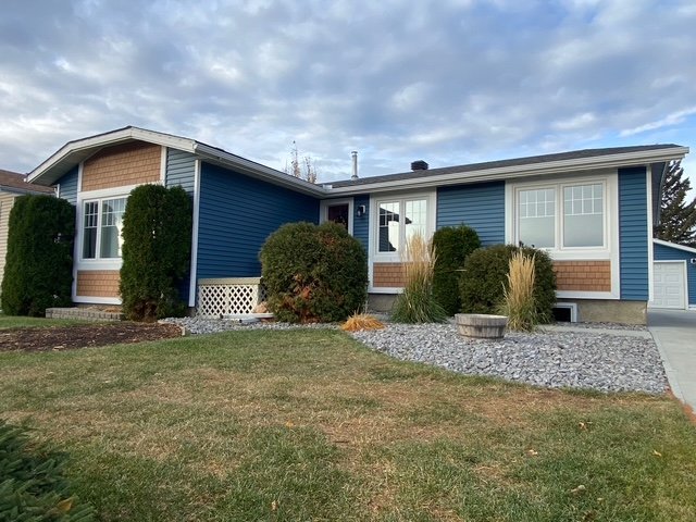 Royal Heritage Blue Siding, Cedar Impressions Shakes