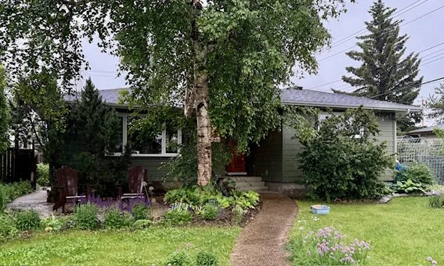 Hardie Plank Mountain Sage on Beautiful Bungalow in Edmonton