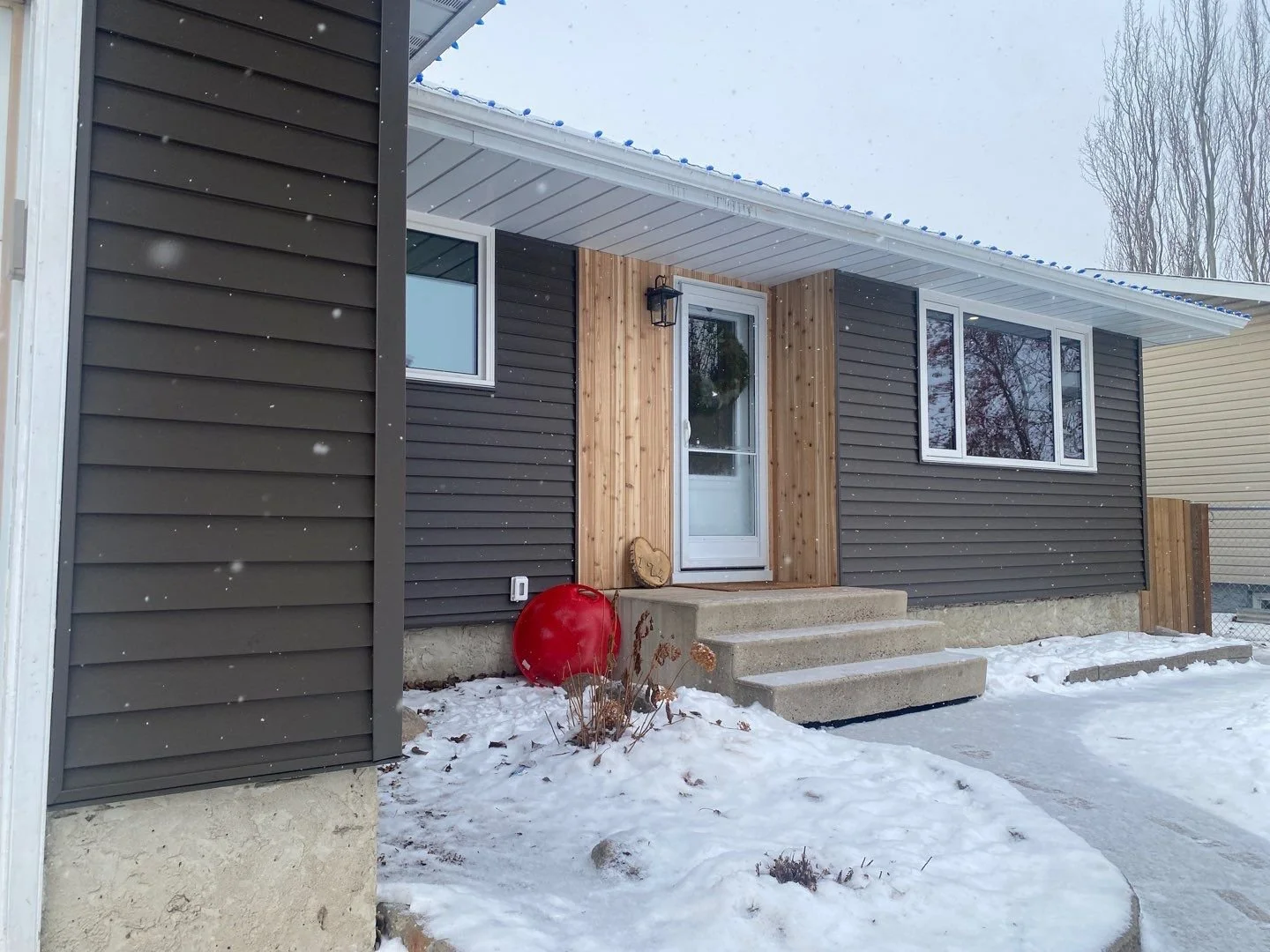 Royal Urban Bronze Siding with cedar accent
