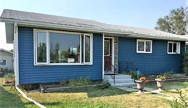 Royal Vinyl Siding in Heritage Blue