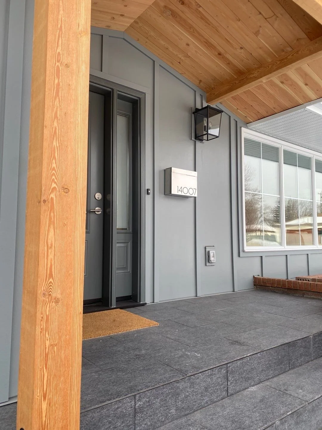 Close up photo of Hardie board and batten installation on Edmonton home.