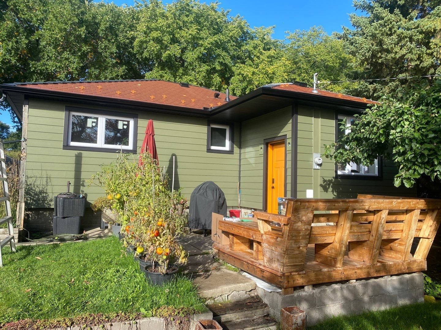 Hardie Plank Mountain Sage bungalow in Edmonton