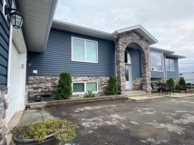 Royal Midnight Surf siding on an Edmonton area home