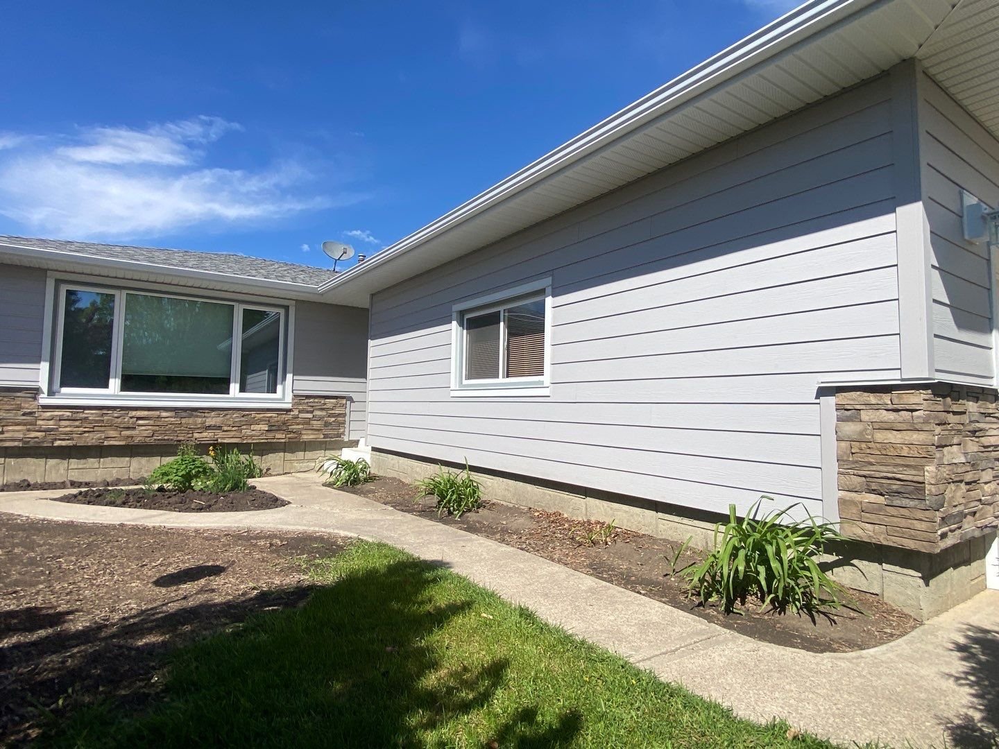 Hardie Board in Pearl Gray on Edmonton home