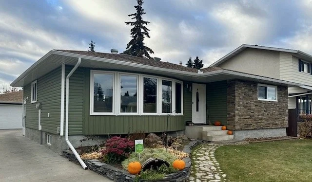 Awesome looking Edmonton bungalow re-sided with vinyl and versetta stone