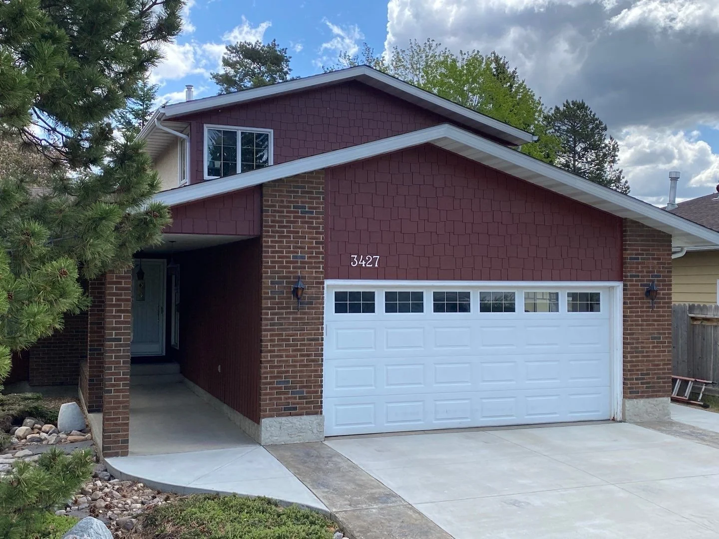 James Hardie Building Products' HardieShingle panels in Countrylane Red.