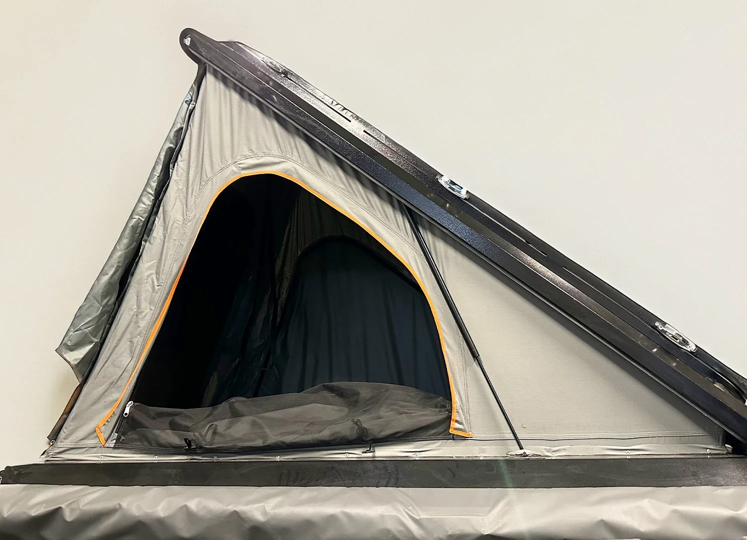 Slanted pop-up roof with canvas fabric and ventilation options.