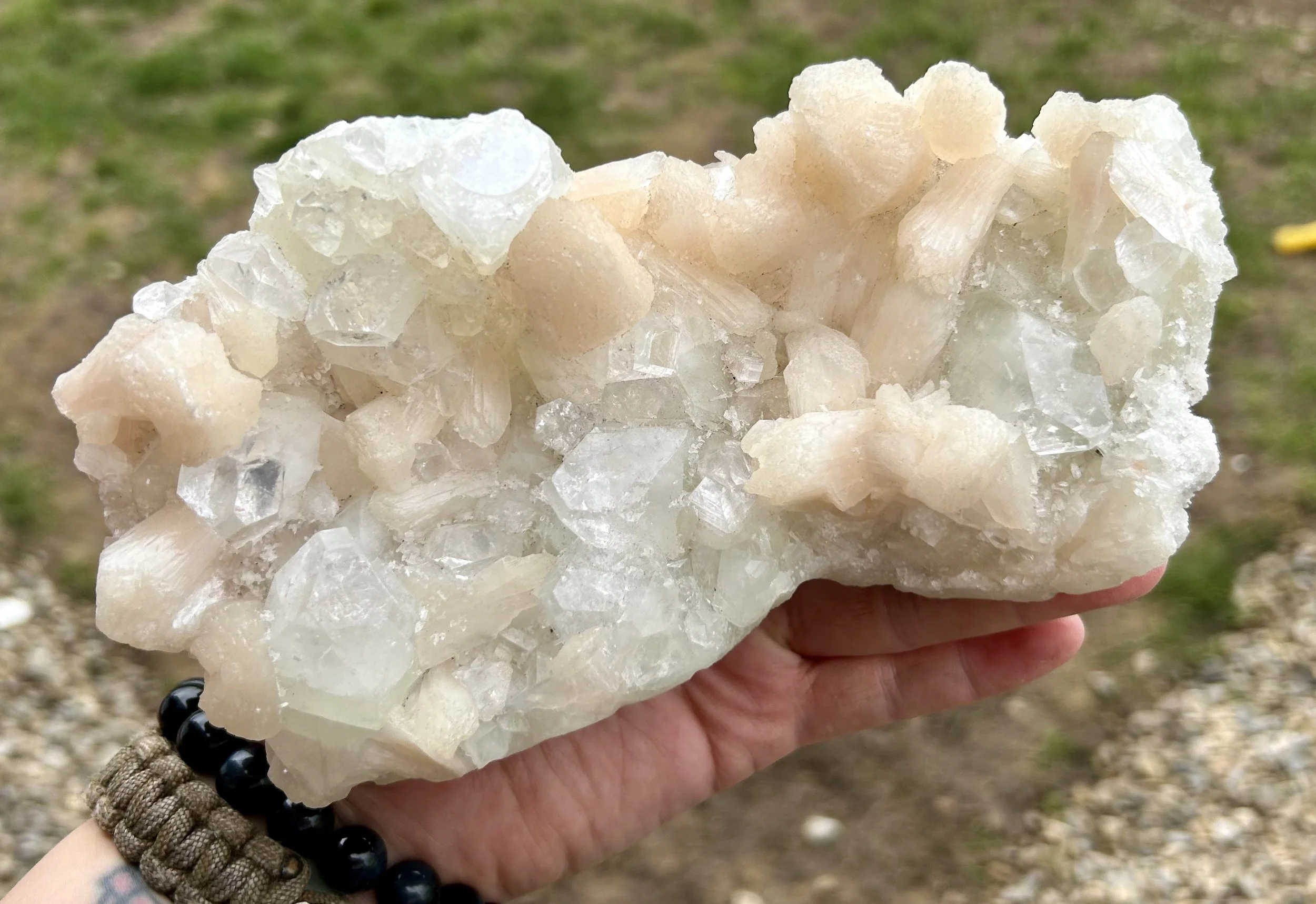 Peach stilbite with diamond apophylite