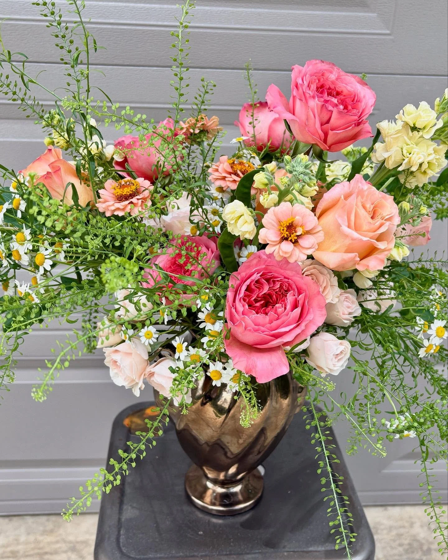 Been a minute since I did a larger scale bouquet. I got this vintage Haeger pottery piece from @therefindery a couple months ago and have been wanting to try it out. It’s the prettiest bronze/copper color in person; perfect with these peachy pi