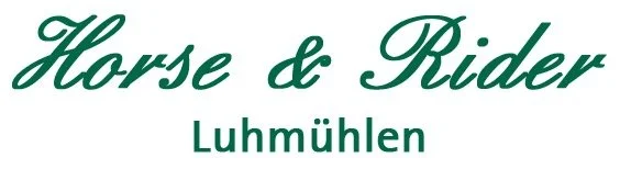 Text mit der Aufschrift "Horse & Rider Luhmühlen" in grüner Schreibschrift auf weißem Hintergrund.