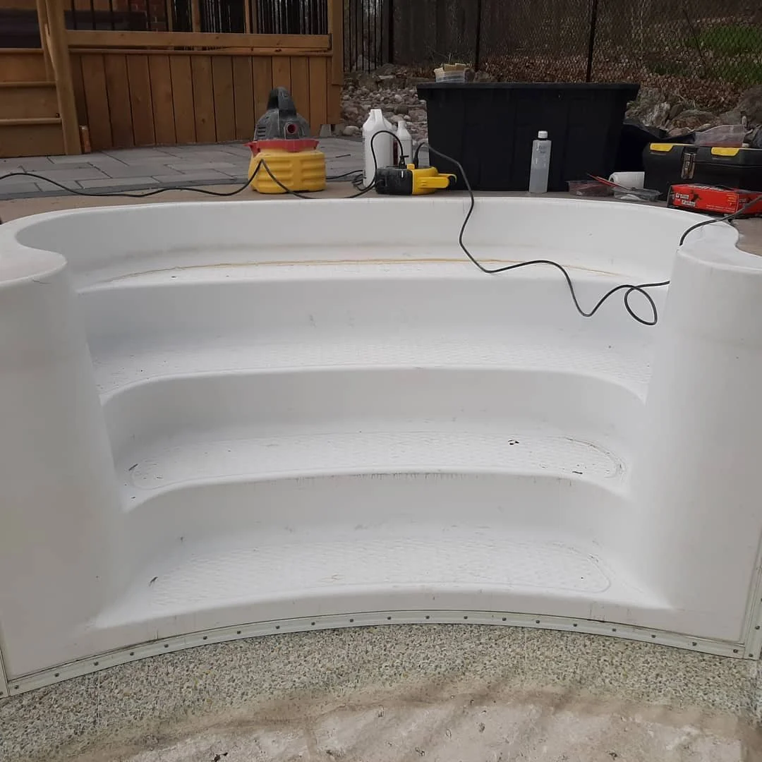 Pool ready for a new liner? Perfect time to repair and refresh your step 😎👀
.
.
#totalepoxy #epoxyresin #localbusiness #SupportSmallBusiness #ottawa
