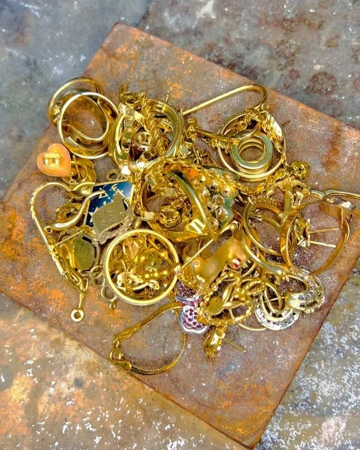 GOLD BUYS⚜️⭐️ I love having first dibs on these hidden treasures and trinkets! 🤭☝🏼

✨Did you know gold is at an all-time high right now? This is 100g of 14kt gold.. and we paid over $3k at 65% market rate💸

✨Most of our gold gets melted down to be