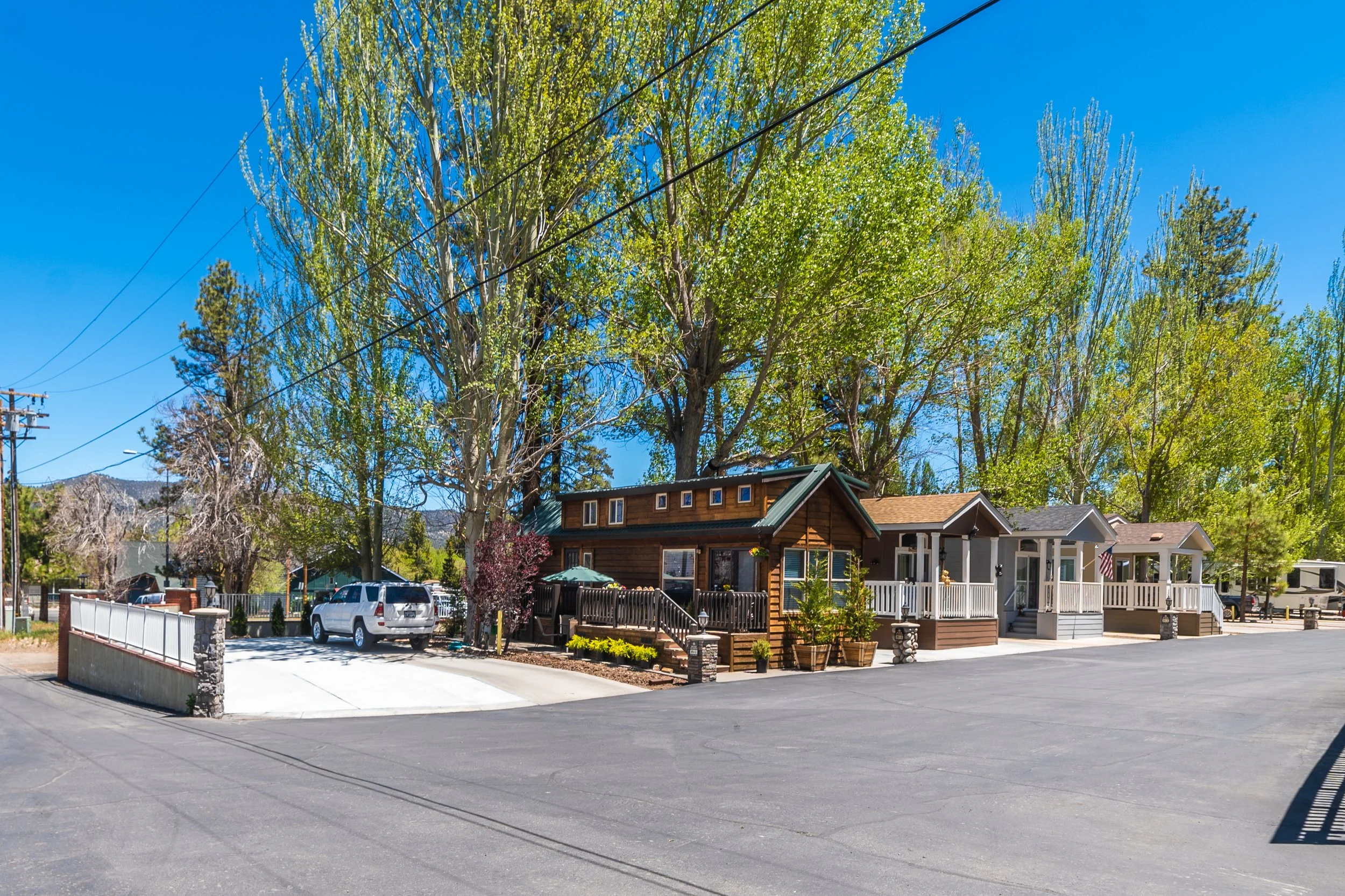 Big Bear Mobile Estates community streets lined with affordable brand new homes for sale in Big Bear Lake, CA.