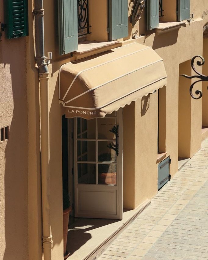 4 adresses pour marcher sur les pas de femmes iconiques :

@hotel.la.ponche qui ne perd pas de sa splendeur, tout en simplicit&eacute;, depuis l&rsquo;&eacute;poque o&ugrave; r&eacute;sidait Brigitte Bardot lors de ses tournages. 📍Saint-Tropez

@cha