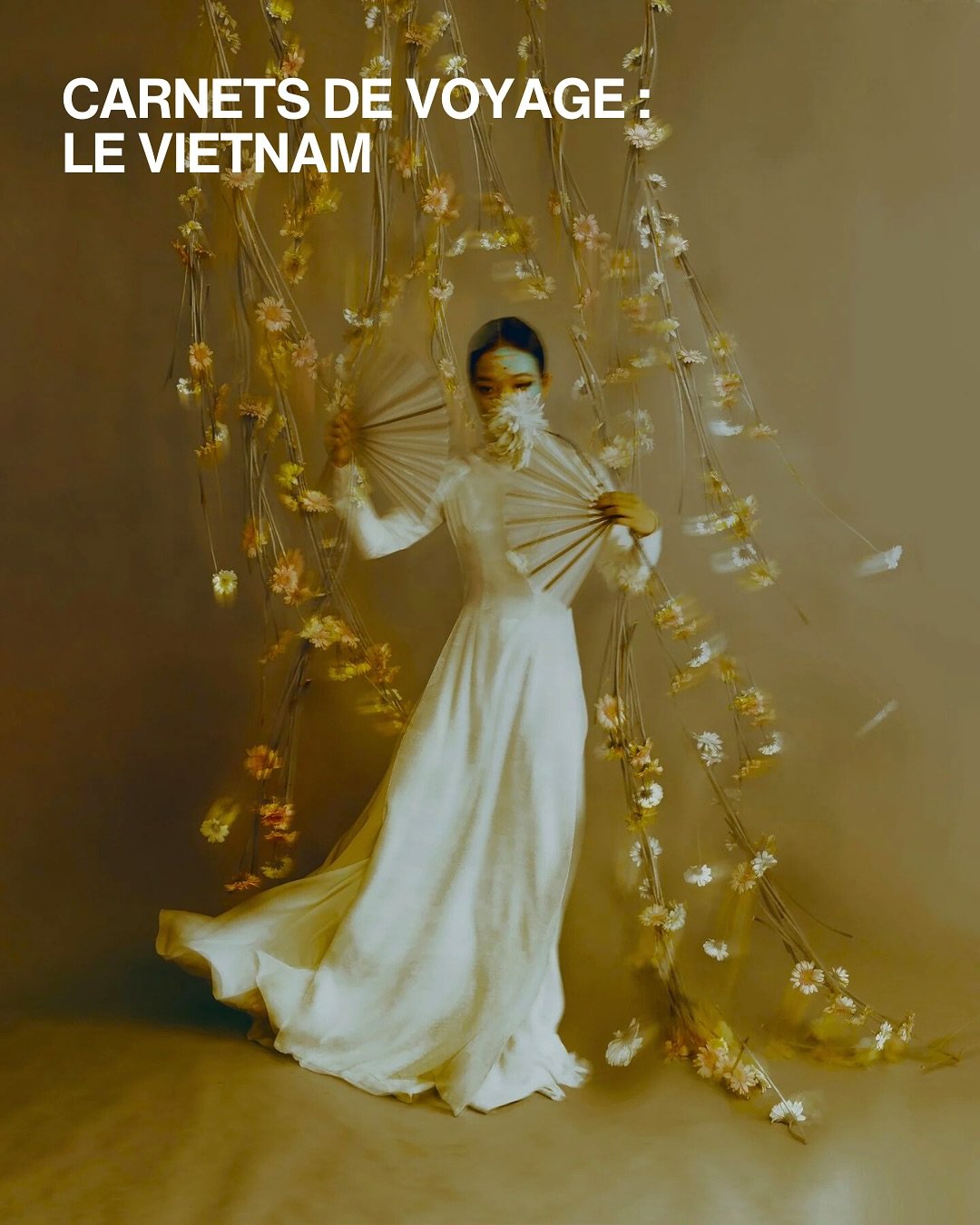 Il y a des voyages qu&rsquo;on n&rsquo;oublie pas.
Parfois, ce sont des odeurs, un go&ucirc;t&hellip; ou la texture d&rsquo;un tissu qui les font revivre.

&Agrave; Ho Chi Minh City, j&rsquo;ai d&eacute;couvert l&rsquo;Ao Dai &ndash; ce v&ecirc;temen