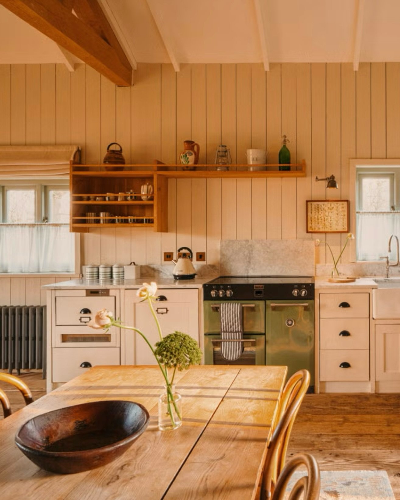 🌾 La liste de mes h&ocirc;tels &ldquo;cottage-core&rdquo; pr&eacute;f&eacute;r&eacute;s :

@sohohouse Oxfordshire : une immersion dans la campagne anglaise, autour d&rsquo;un lac reposant, &agrave; l&rsquo;offre wellness unique.

@lebarnhotel : Plus