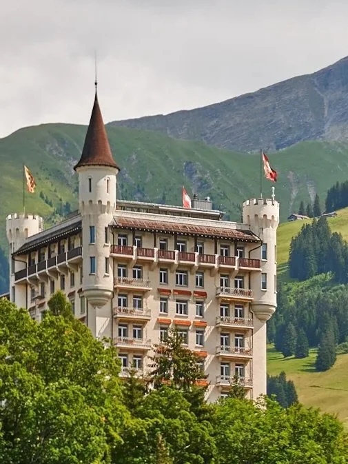 Quatre grands h&ocirc;tels de montagne qui ont tout compris au Palace Mindset, m&ecirc;me l&rsquo;&eacute;t&eacute;. 

@gstaadpalace : Le must c&rsquo;est de s&rsquo;y rendre pendant la Polo Gold Cup en ao&ucirc;t (certifi&eacute; par @gstaadguy). 

