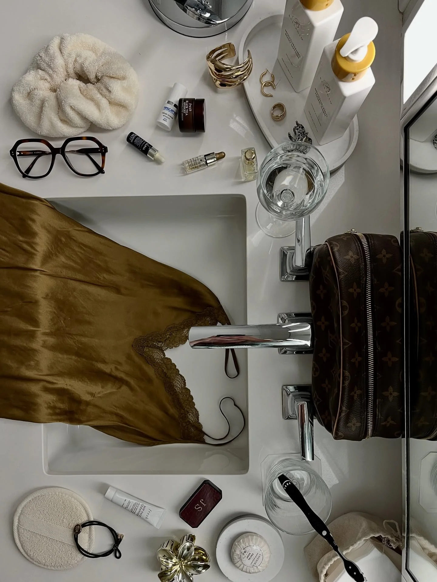 Mes essentiels voyage en ce moment!!

Le soir :
@freshbeauty Black Tea Advanced Eye Cream
@nescens_switzerland Cellular Renewal Emulsion
@sundayriley Luna Sleeping Night Oil

Le matin :
@freshbeauty Soy Face Cleanser
@guerlain Huile-en-eau Abeille Ro