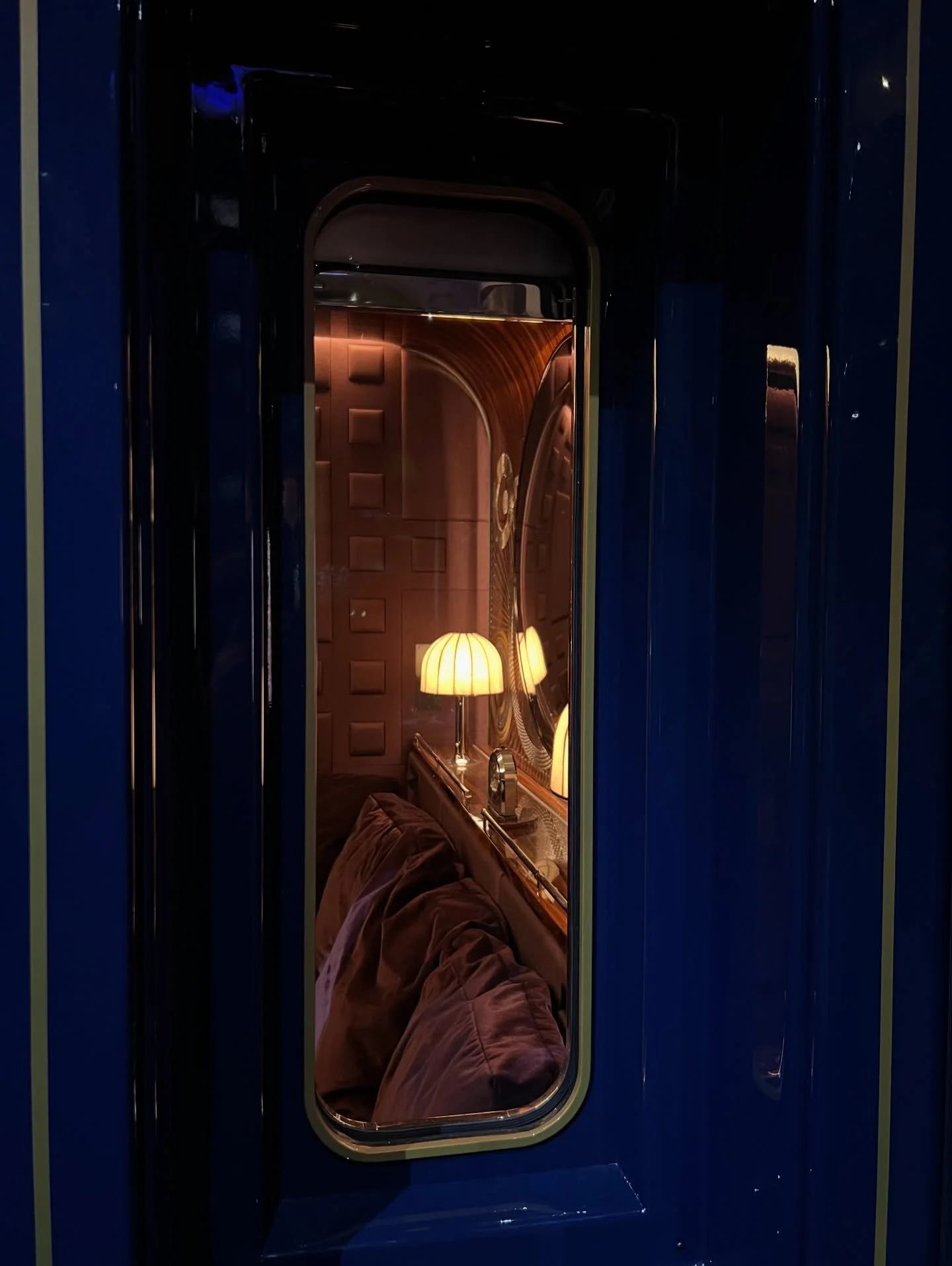 @orientexpress by @maximedangeac 

Un travail exceptionnel inspir&eacute; des archives officielles, et r&eacute;alis&eacute; par un concerto d&rsquo;artisans passionn&eacute;s. 

Exposition by @madparis 
#artdeco #orientexpress #luxuryhotels #palace