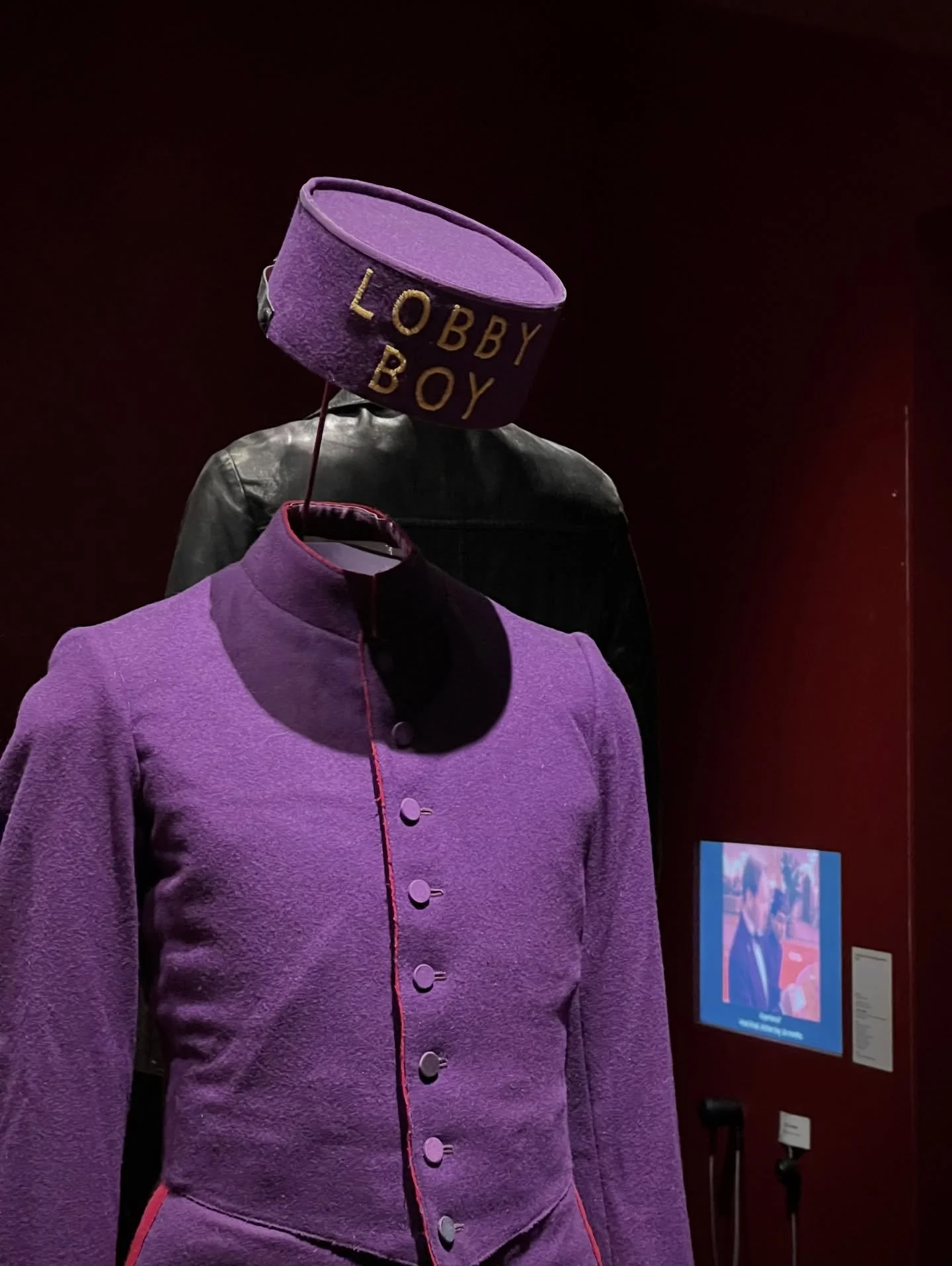 mes pi&egrave;ces pr&eacute;f&eacute;r&eacute;es &agrave; l&rsquo;expo archives sur Wes Anderson au @designmuseum 

(mon univers favoris reste le Grand Budapest H&ocirc;tel of course!)