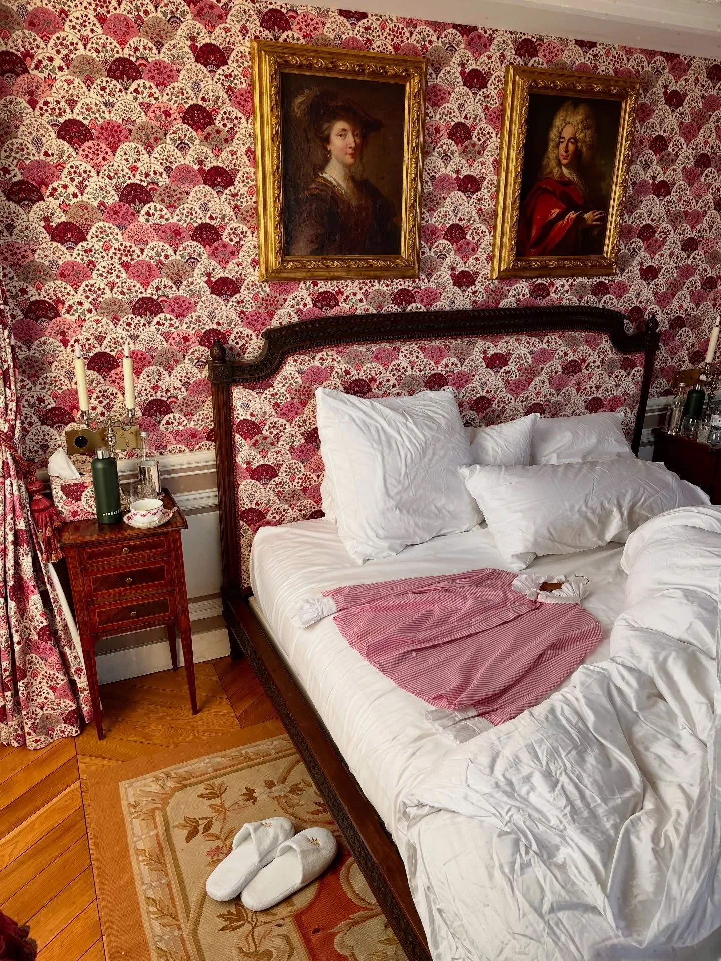 Happy valentine&rsquo;s! A good day to celebrate my favourite room ever at @airelleschateaudeversailles 💌