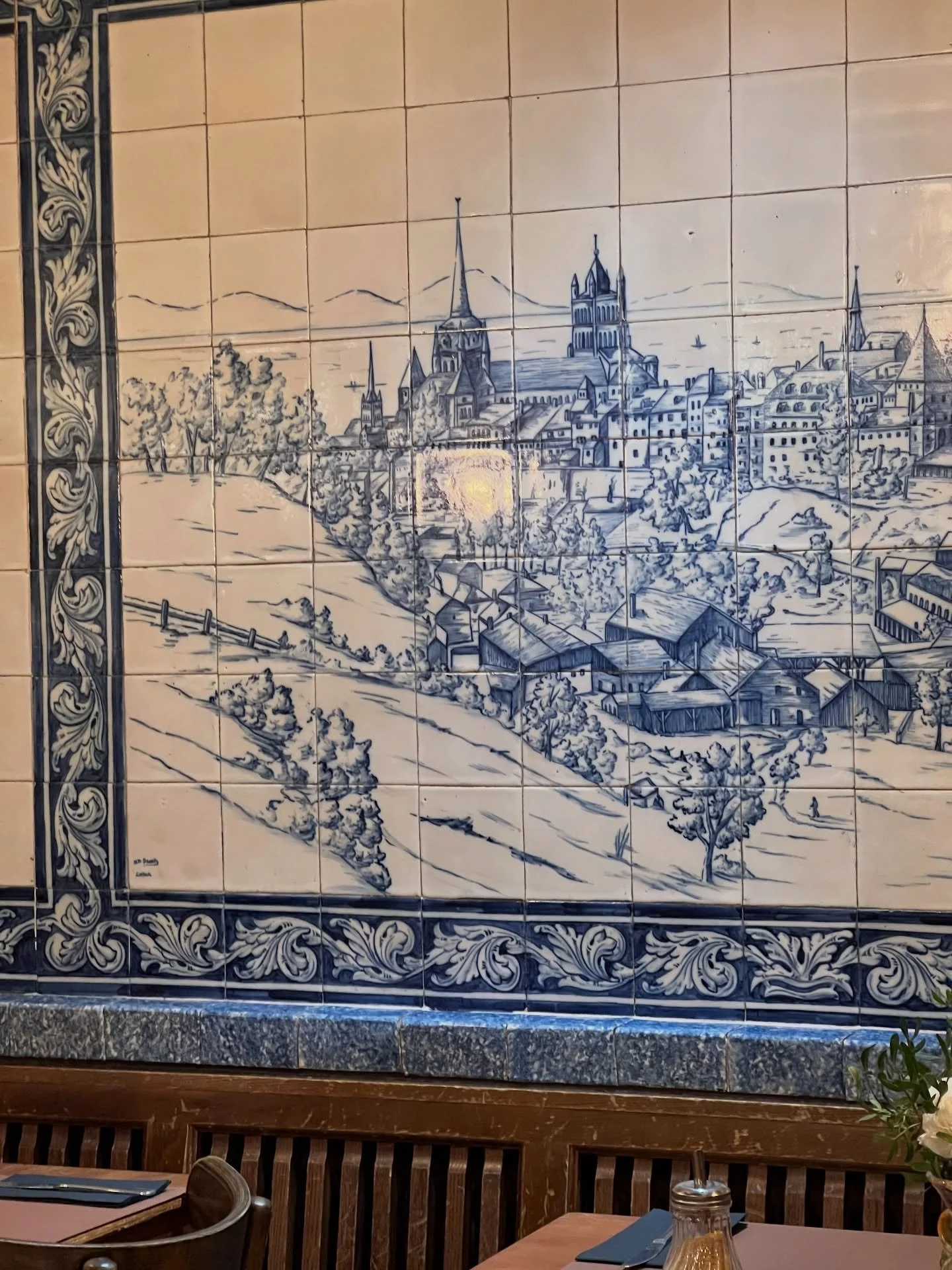 les petits plaisirs de la vie : un bon caf&eacute;, enregistrer des &eacute;pisodes dans la maison de campagne, un th&eacute; face au Leman, des trouvailles chez l&rsquo;antiquaire, un bon livre, des espressos, des fleurs, toujours plus de selfie mir