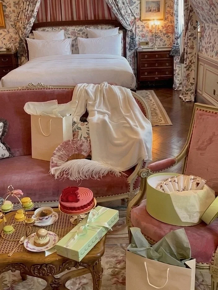 quelques archives un peu floues de ma Marie-Antoinette era (sur ma to-do list : refaire le bal costum&eacute; du Ch&acirc;teau de Versailles) 🏰

#marieantoinette #versailles #sofiacoppola #ladur&eacute;e