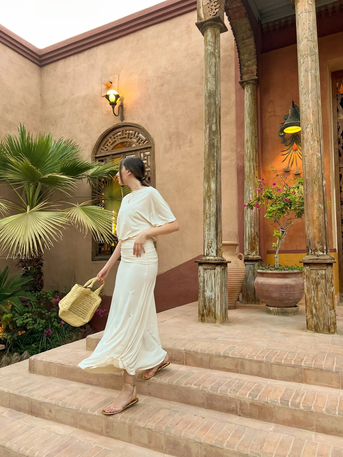 errer dans ce palais >
@moudira_hotel

#egypt #classiccars #travel