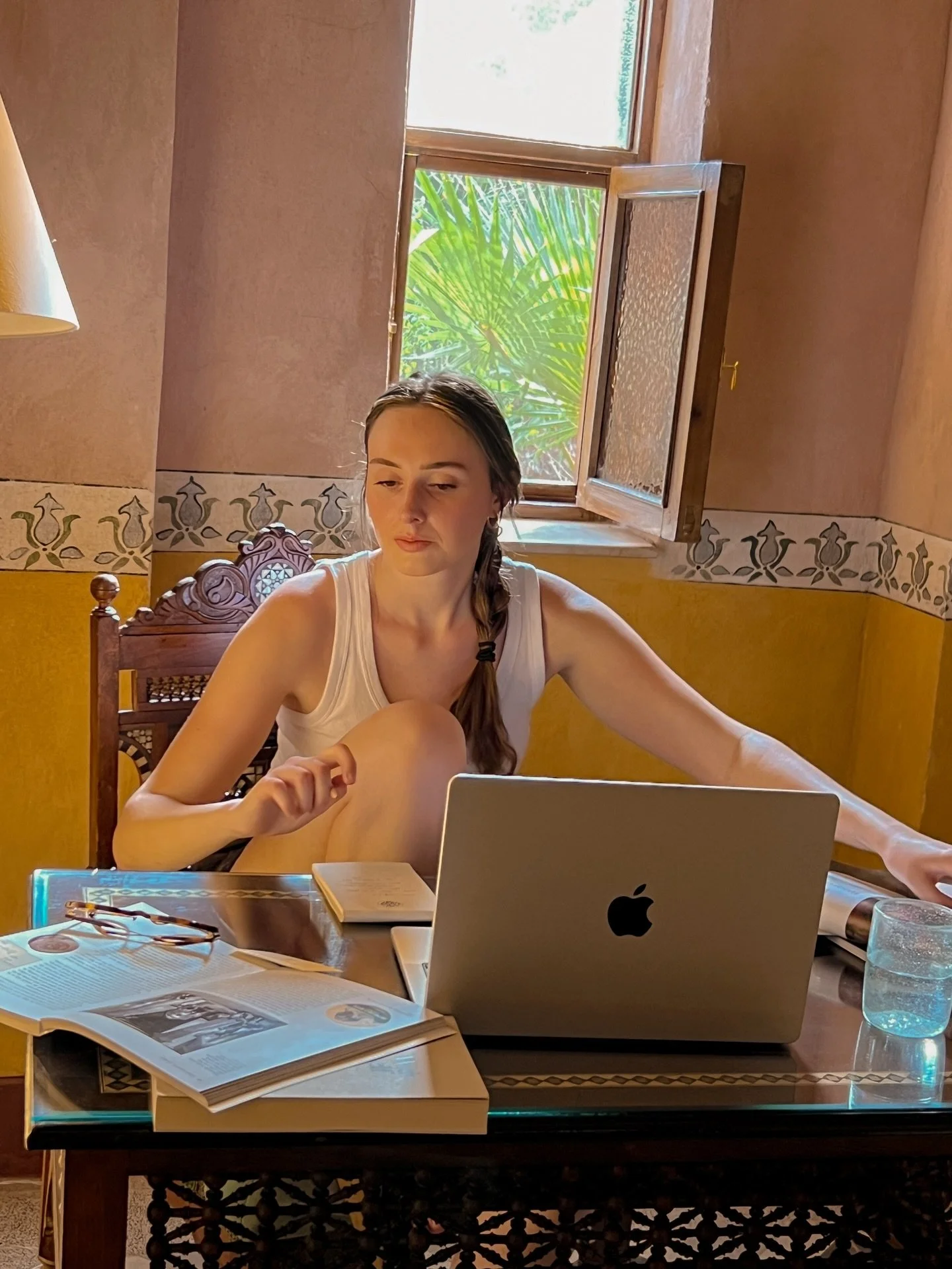 Quand je pr&eacute;pare votre prochain carnet de voyage. Oh que j&rsquo;appr&eacute;cie ces moments o&ugrave; travail et passion ne font qu&rsquo;un et que je ne vois pas les heures d&eacute;filer&hellip; encore plus quand le tout est ponctu&eacute; 