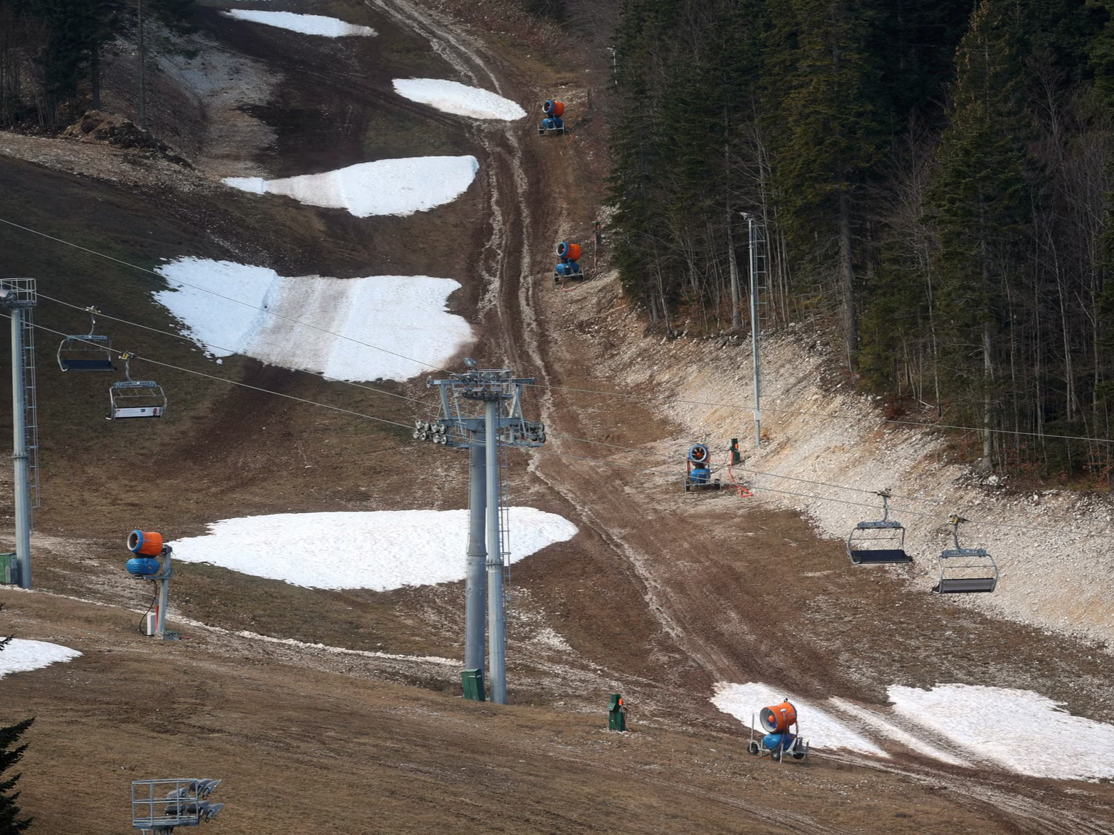 Skidhopp mellan snöfläckar!
En krävande sport som ställer stora krav på benmuskler men tillåter fortsatta utsläpp.