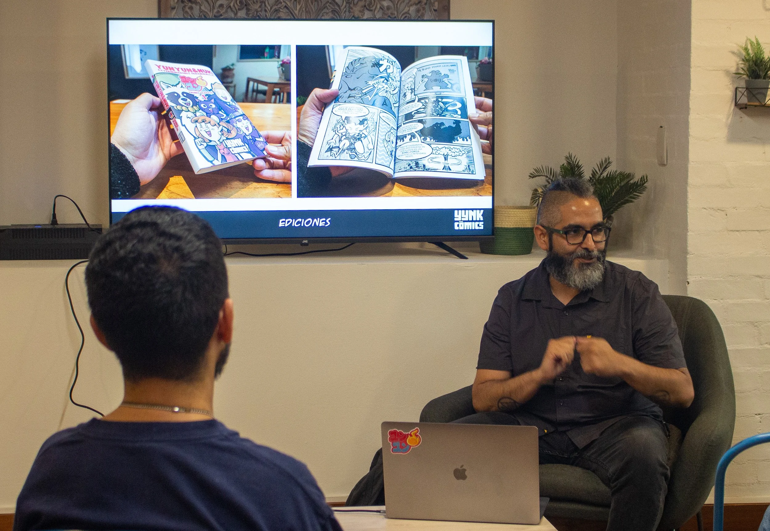 Frobeg Ochaeta presentando avances en la producción del primer cómic en formato Kanzenban hecho en Guatemala en la Filgua 2026