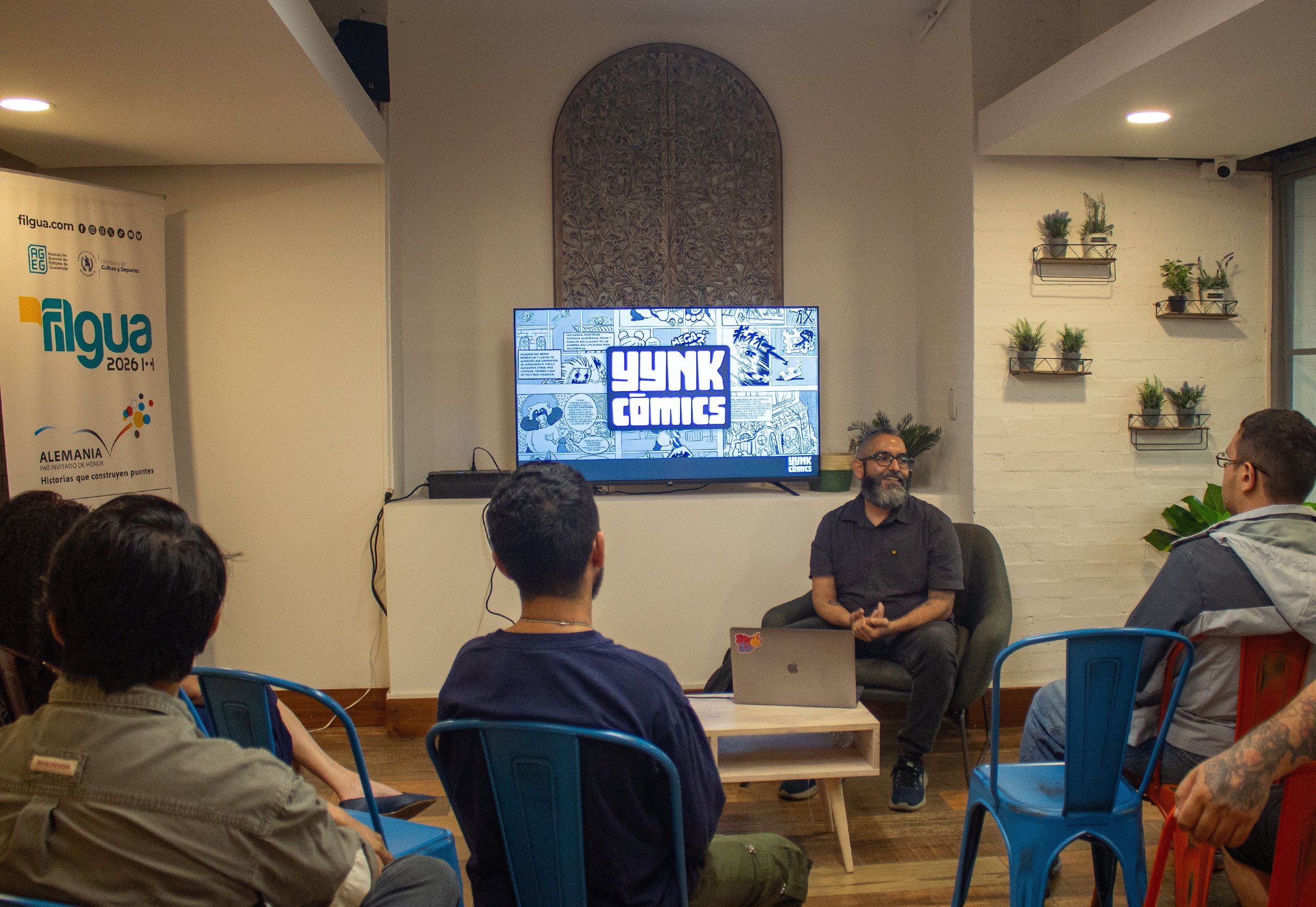 Frobeg Ochaeta presentando la editorial de cómic independientes YYNK Cómics en la Filgua 2026