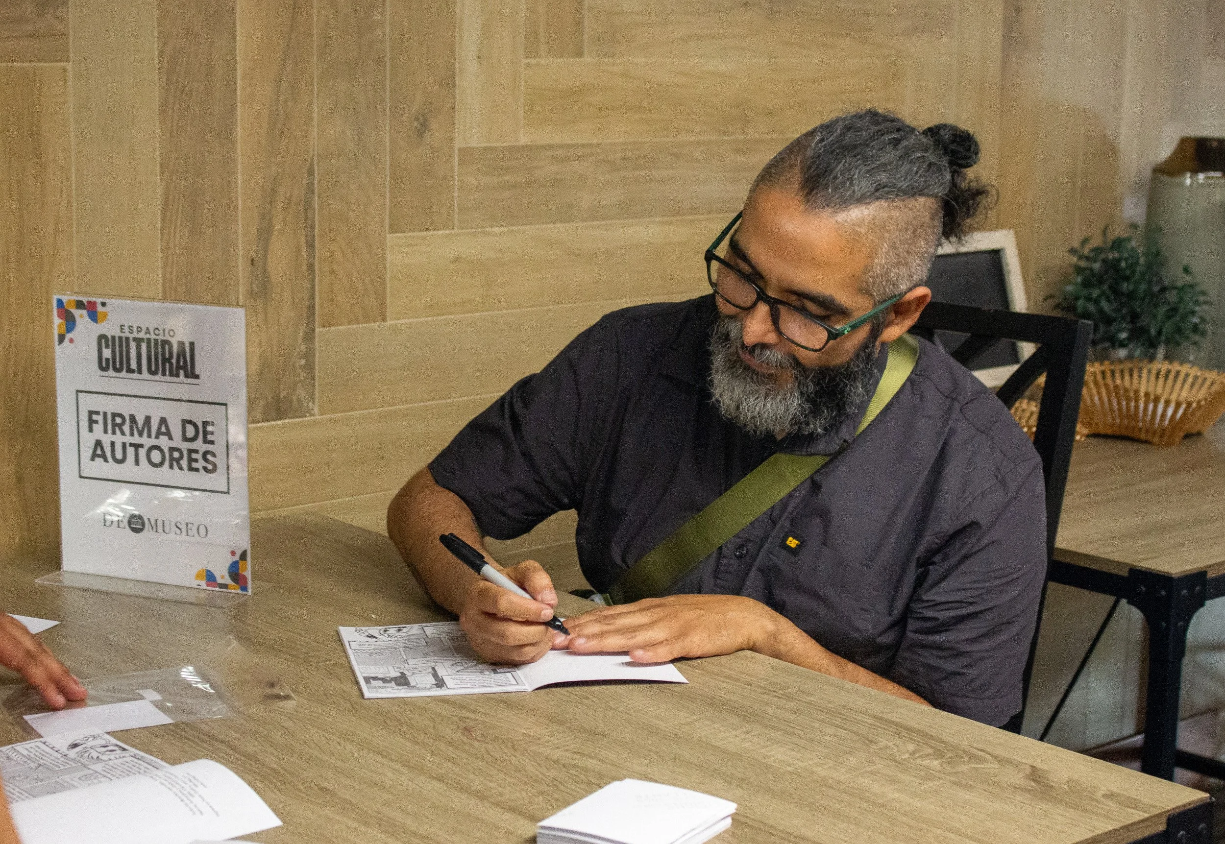 Frobeg Ochaeta firmando autógrafos en cómics de Yun Yun y Nuki en Filgua 2026