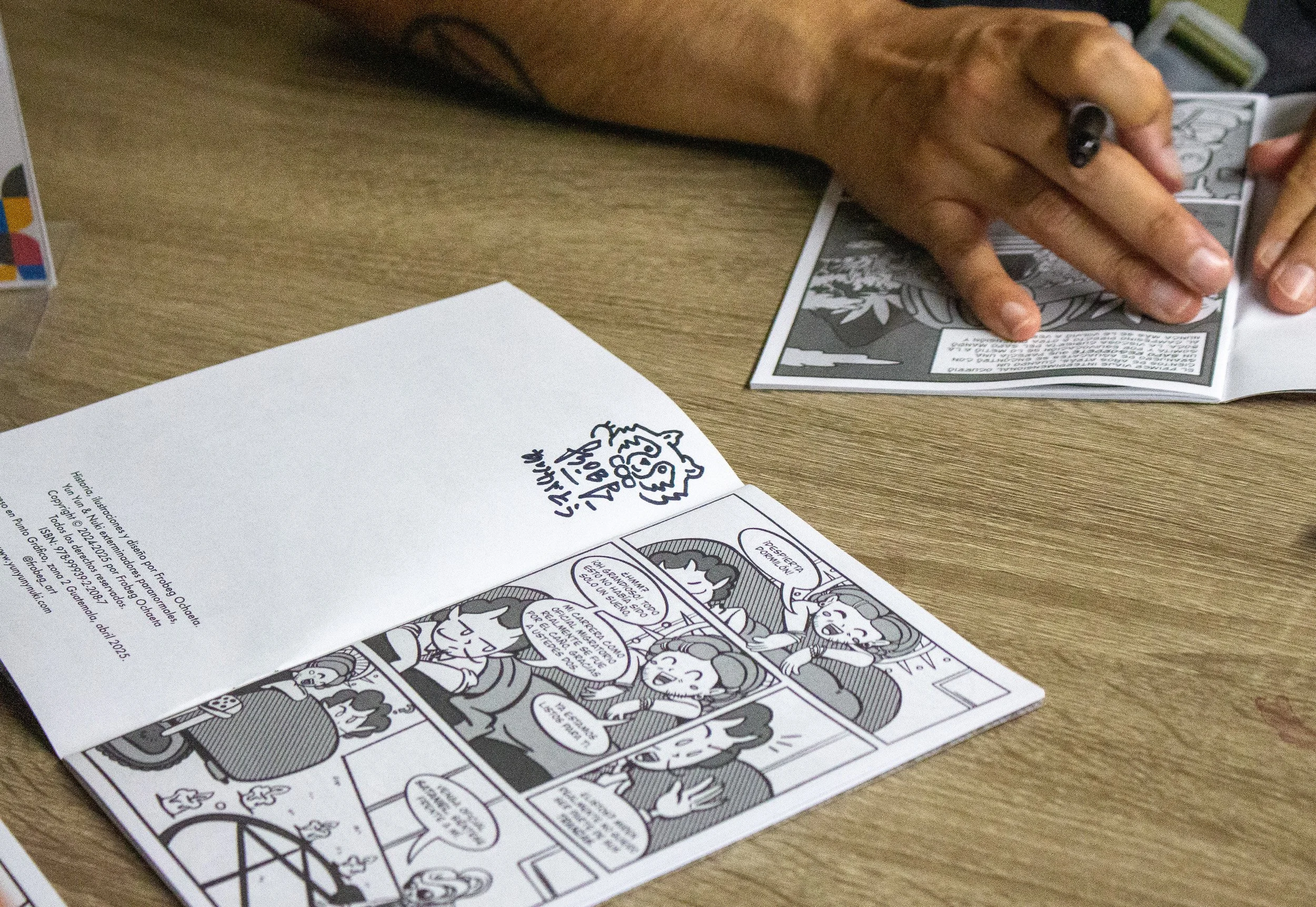 Autógrafo con un dibujo de Nuki, en el issue 03 de Yun Yun y Nuki de Frobeg Ochaeta en la Feria del Libro Guatemala 2026