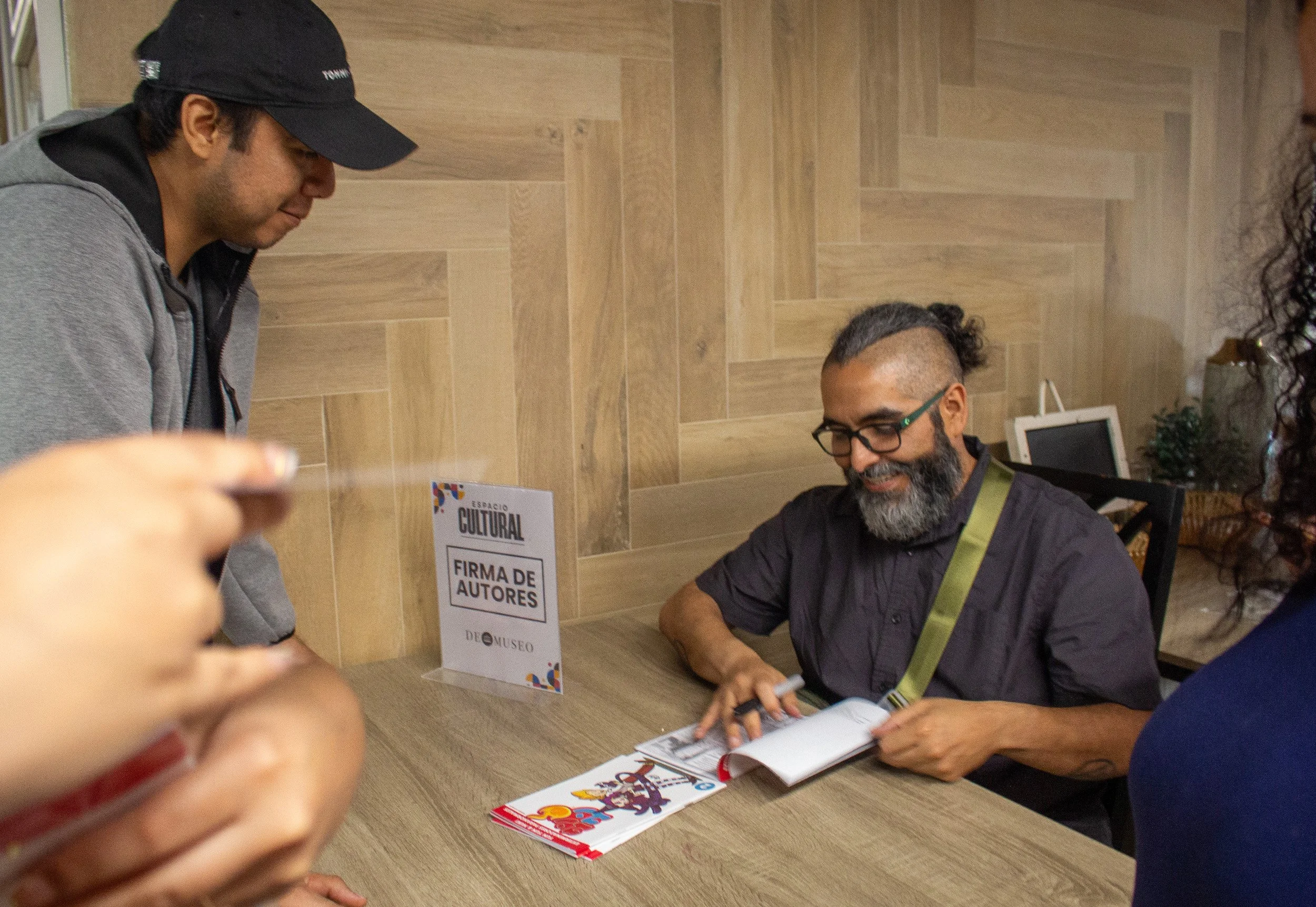 Firma de autógrafos del cómic independiente guatemalteco Yun Yun y Nuki por Frobeg Ochaeta en la Filgua 2026