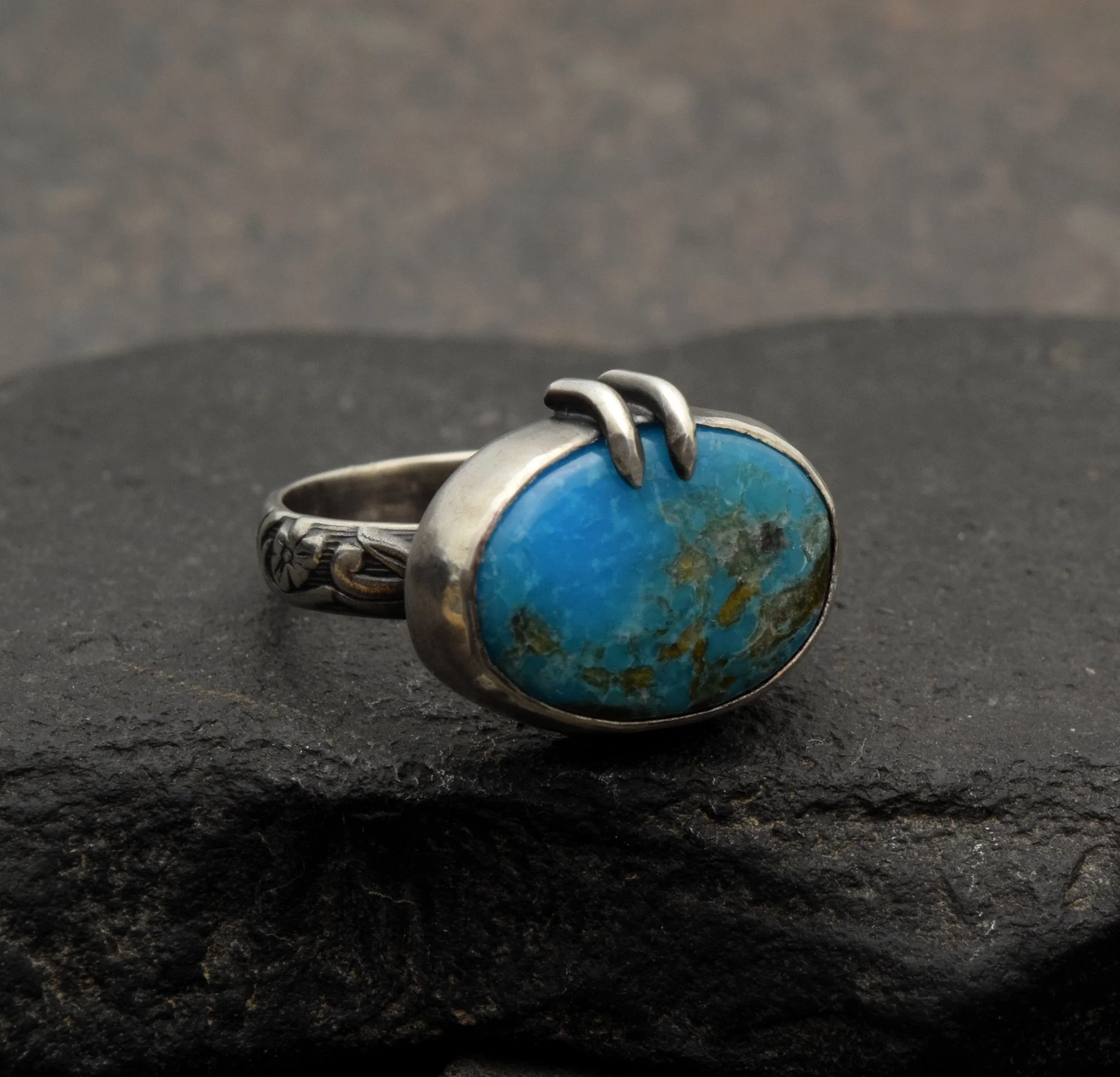 Bright Blue Kingman Turquoise & Sterling Silver Ring with Decorative Prongs & Floral Band