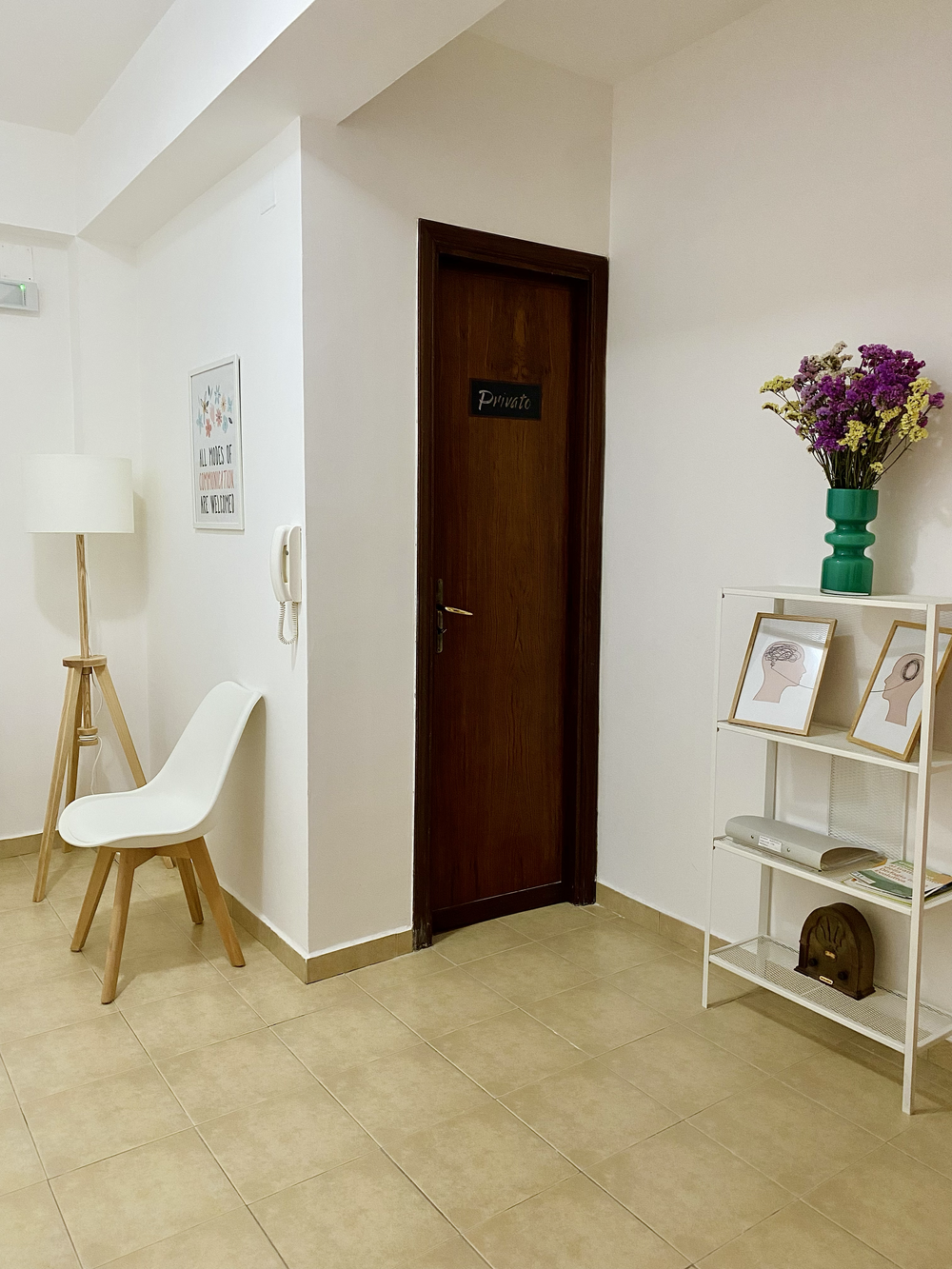 Porta d’ingresso dello studio riabiliTIAMO con fiori e quadretti