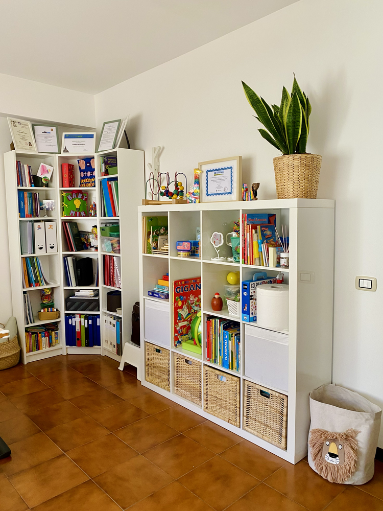 Libreria dello studio con libri e giochi per bambini