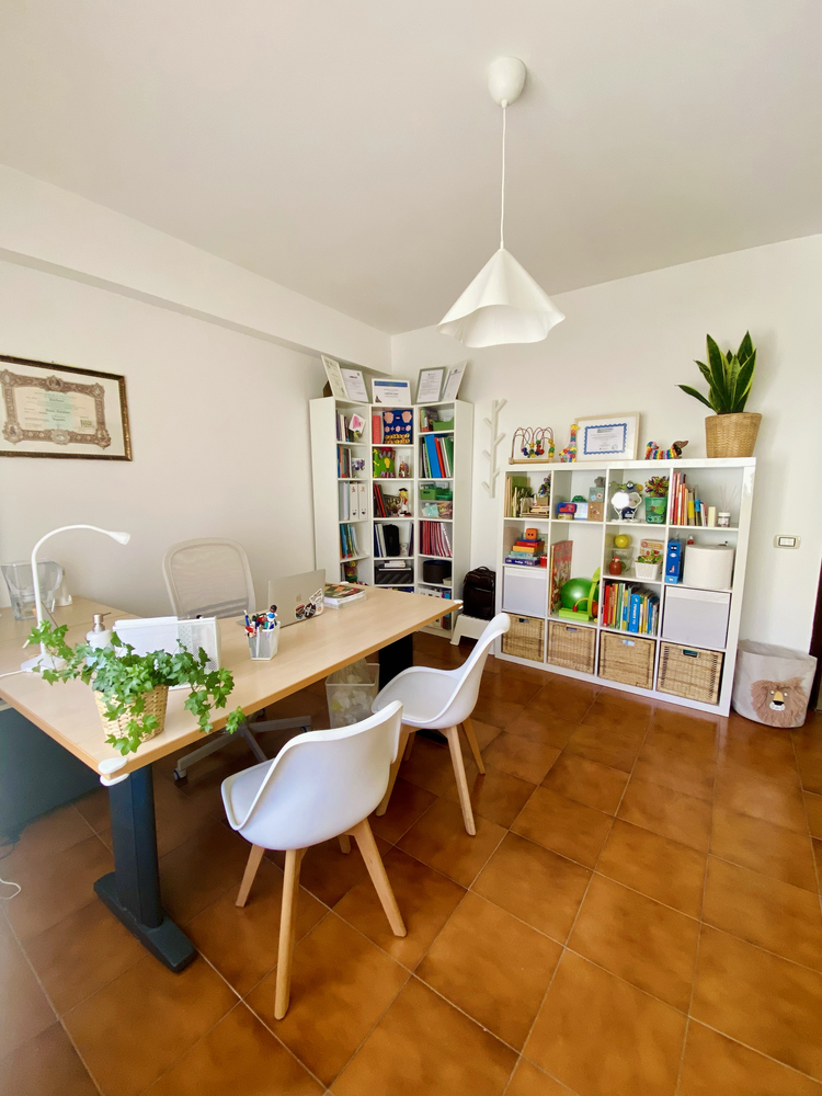 Sala di terapia dello studio di logopedia a Messina con libreria e giochi