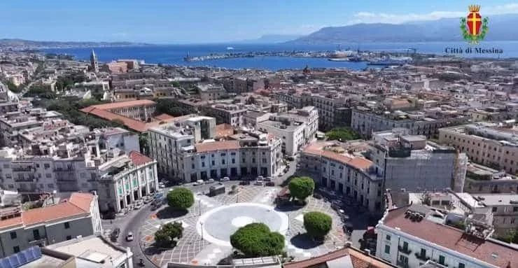 Vista dall'alto di Piazza Francesco Lo Sardo (Piazza del Popolo) a Messina, con lo Stretto sullo sfondo