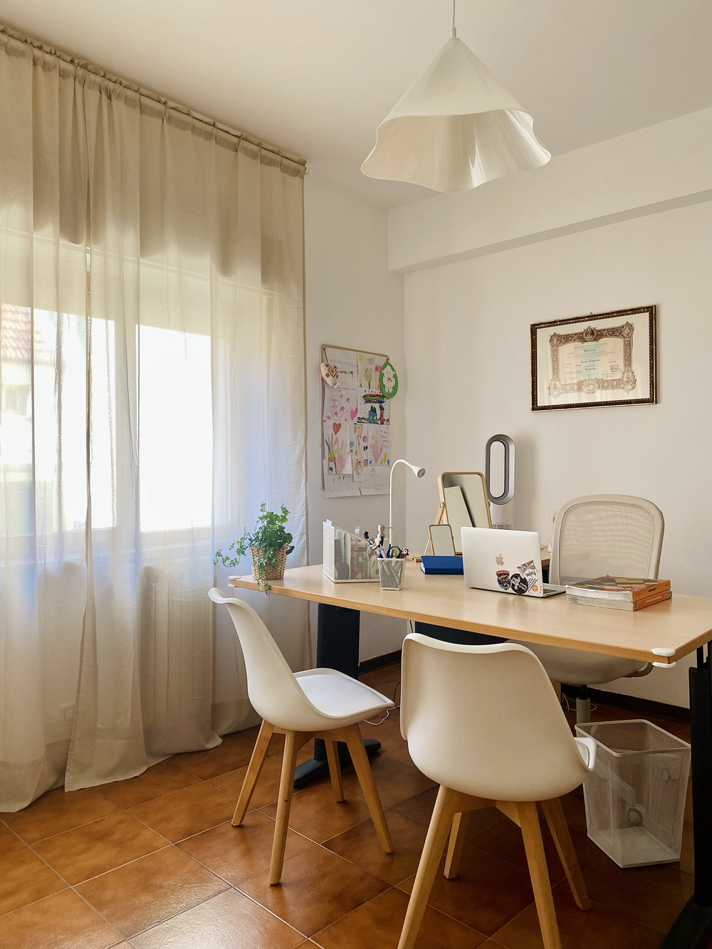 Sala dello studio riabiliTIAMO a Messina per la logopedia degli adulti, con scrivania e finestra luminosa