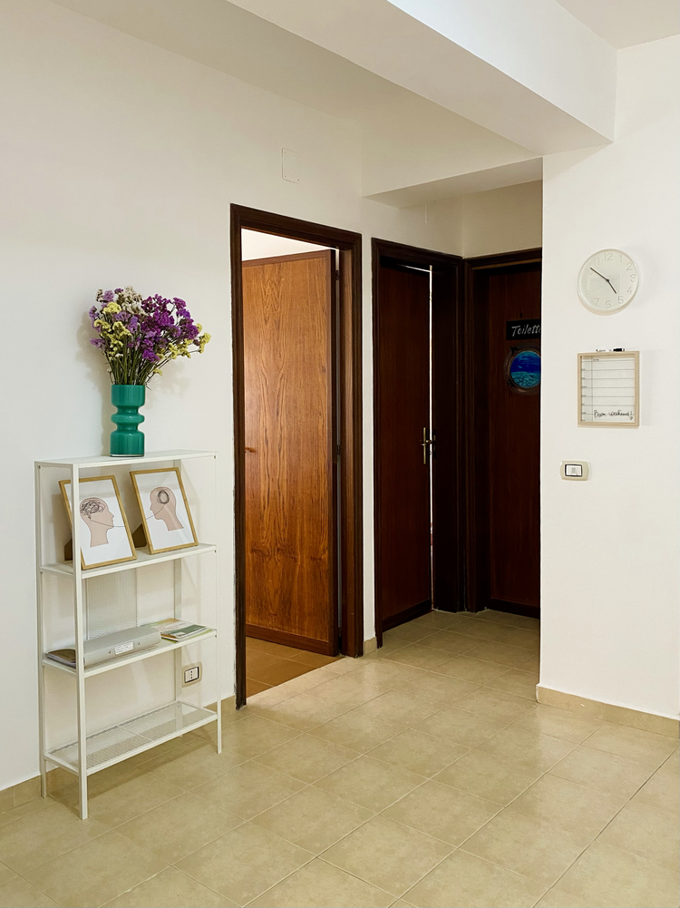 Corridoio d'ingresso con fiori e quadretti