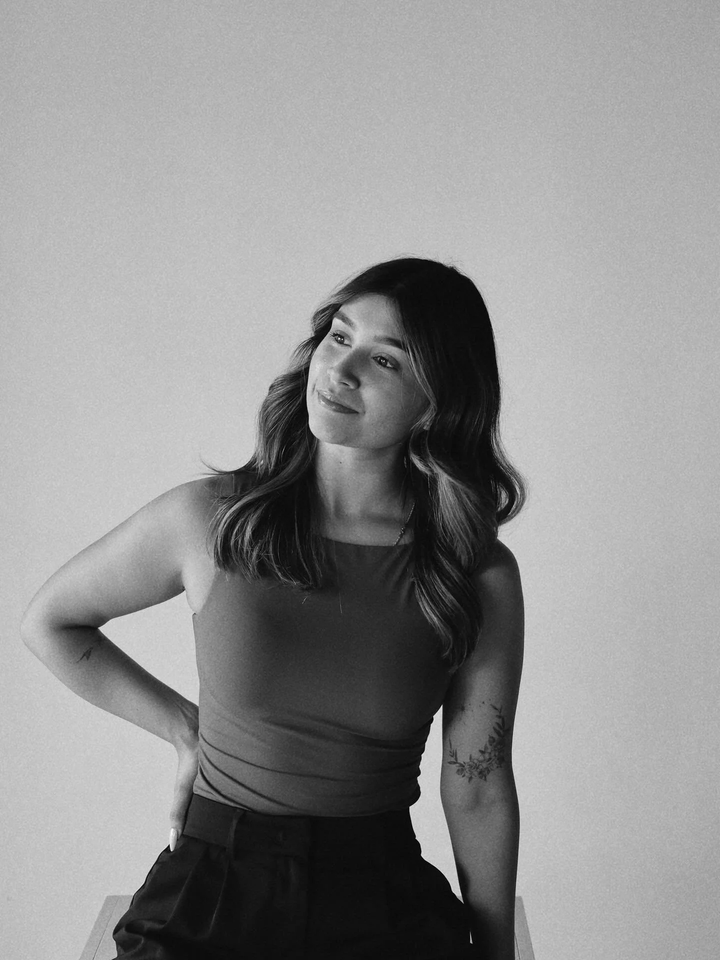 New season, new energy 🍂✨
Fall is the perfect time to refresh your look, soft, tinted lips and perfectly shaped brows that stay flawless no matter the weather.
Less time getting ready, more time living your cozy girl era.

Ready for your fall glow-u