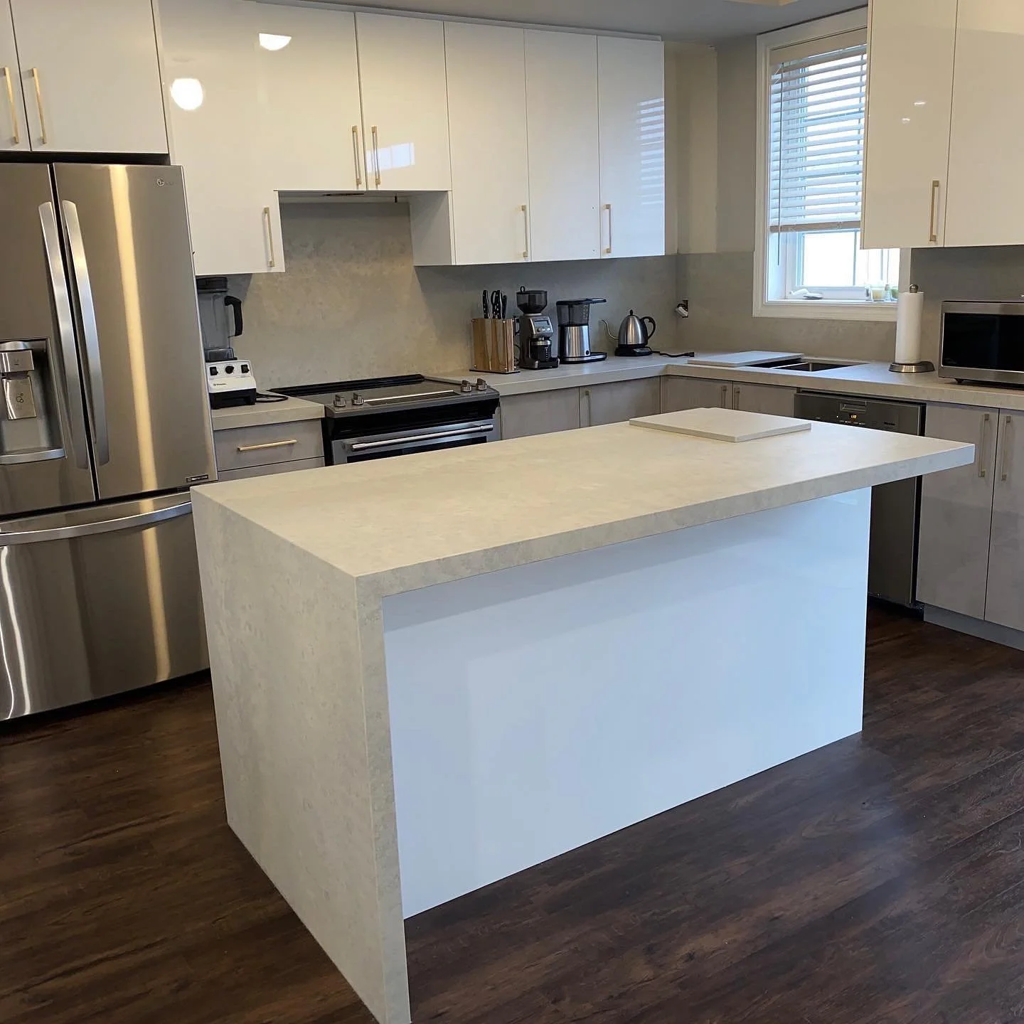 White quartz on a high gloss kitchen