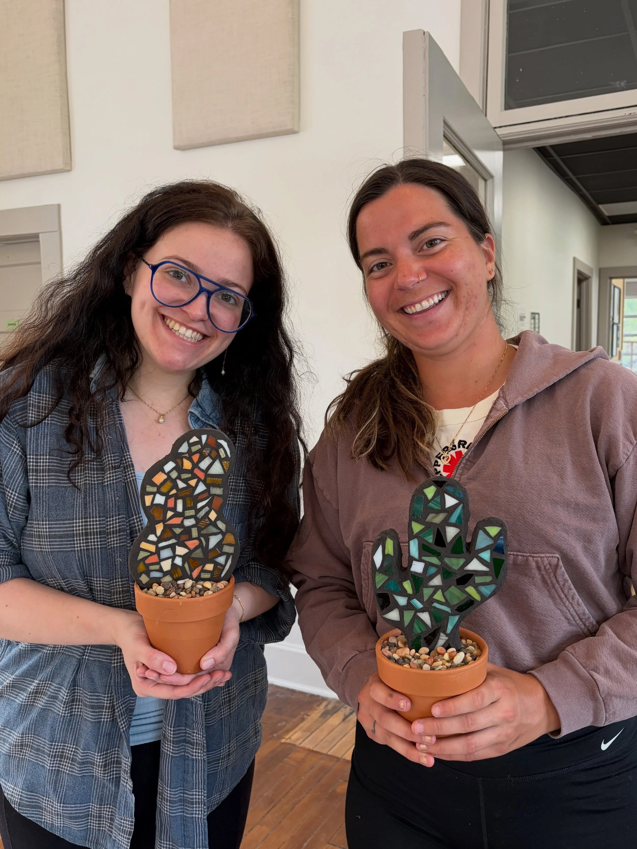 Our Mosaic Cactus workshop with @eagleart.ajohnson 🌵✨

Participants spent the afternoon learning beginner-friendly mosaic techniques while creating their own cactus pieces from start to finish.

From cutting glass to laying out designs and finishing