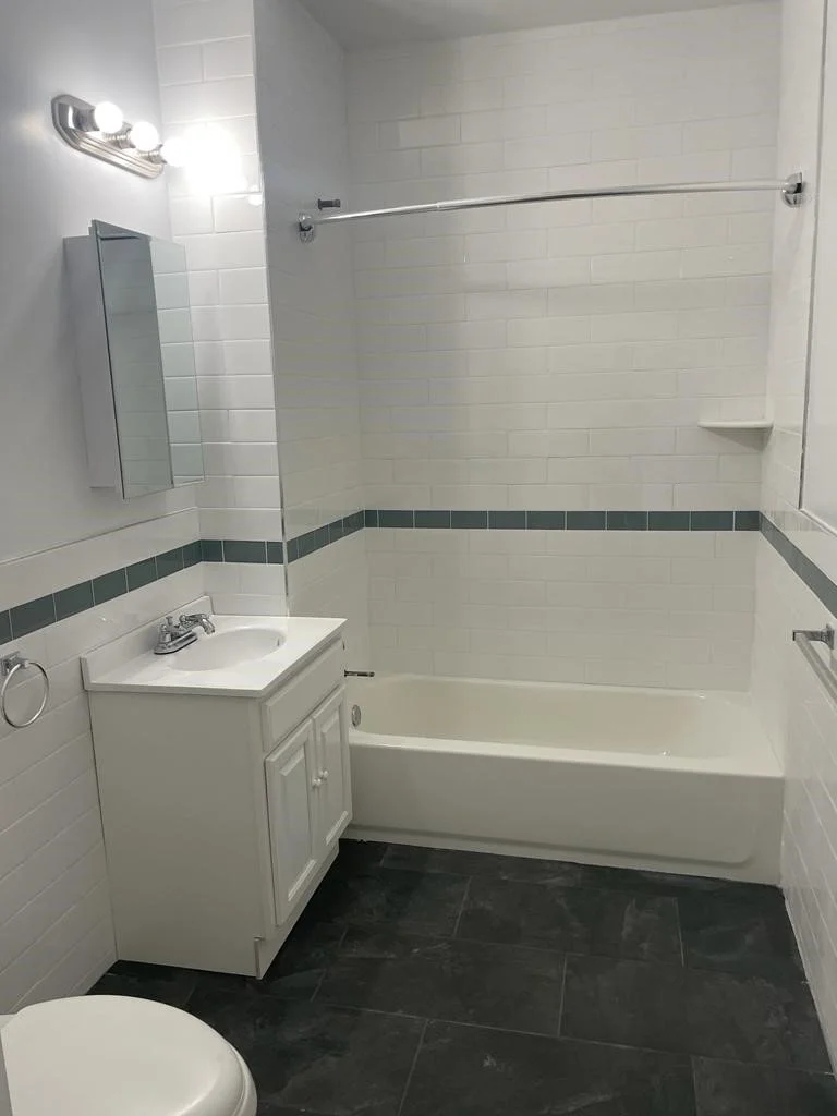 Apt202 Bath.jpg
