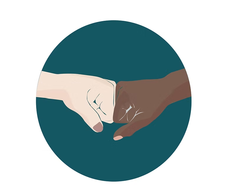 Deux mains faites un fist bump, une main claire et une main foncée, symbolisant la solidarité.