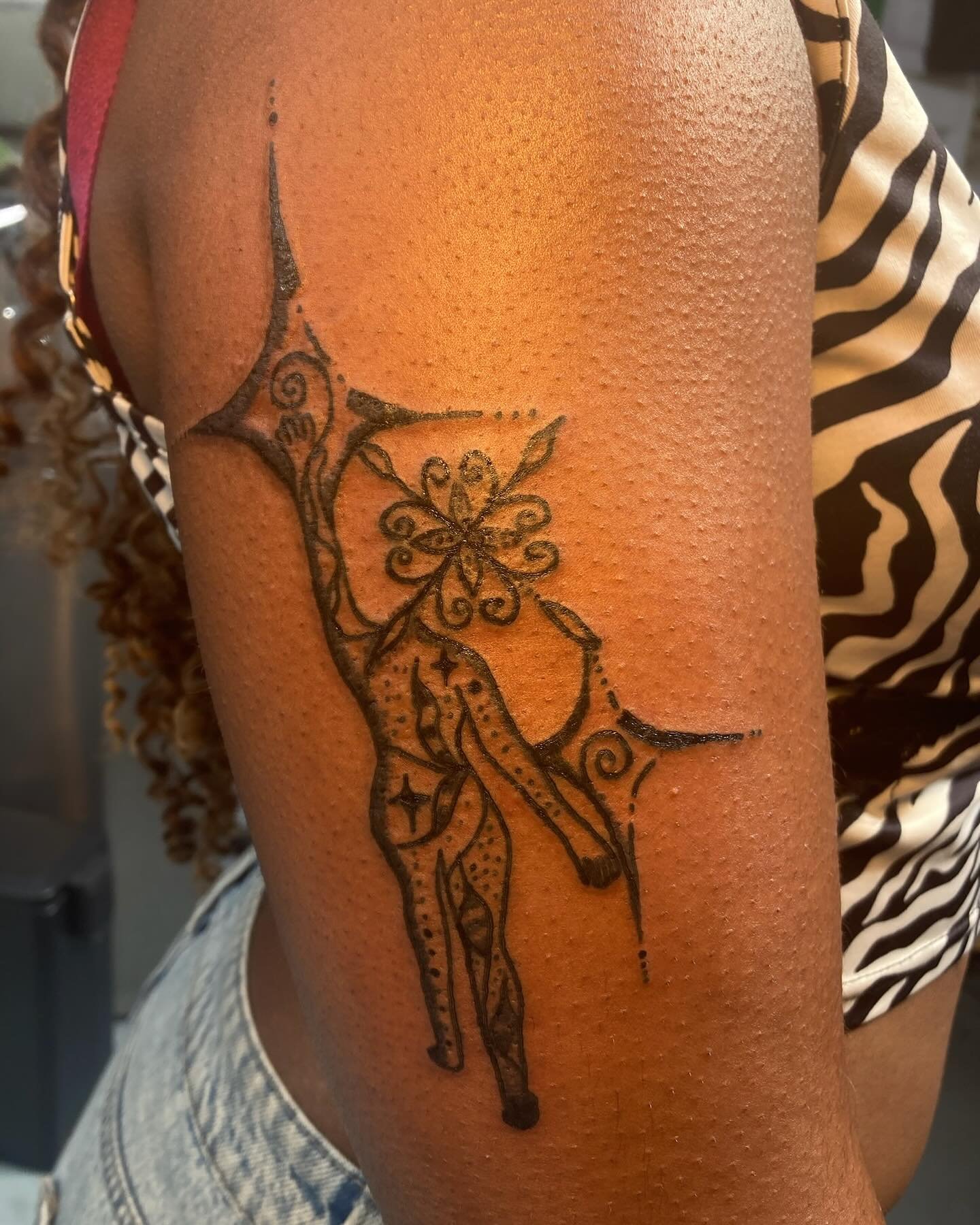 magical earthling tapping into another dimension🧚🏾&zwj;♀️🍀💫
books are open for february, march and april! 

#londontattok #qttr #blacktattooartist #linework #tattooideas #tattooinspo