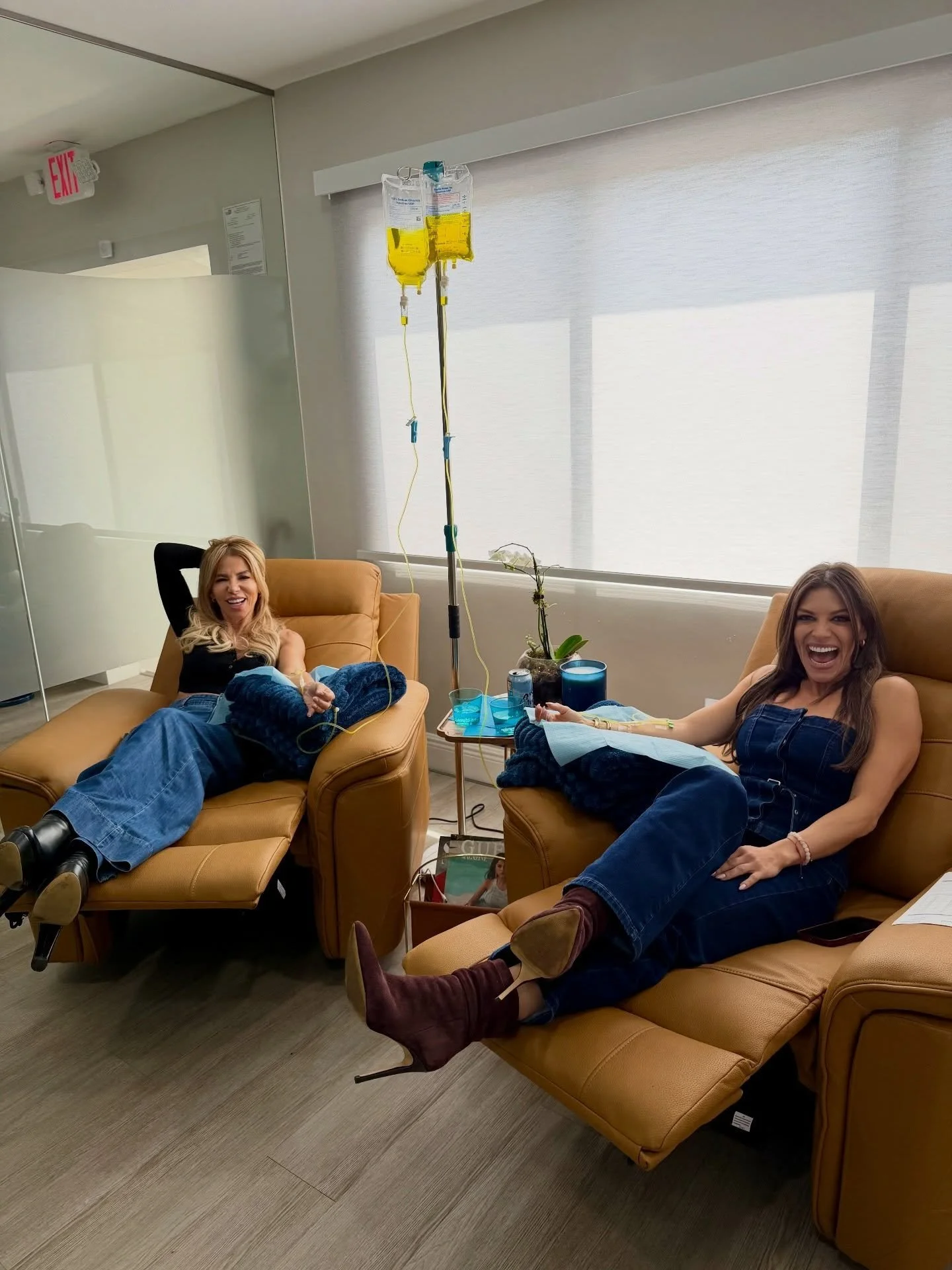 Boss women energy. 💧✨
Trabajamos duro, so&ntilde;amos en grande&hellip;
y cuidamos nuestra salud en el camino 💙
@vitalite_wc @drchecalzadilla #fridayvibes #vitalit&eacute;wellnesscenter #ivtherapy #funtionalmedicine